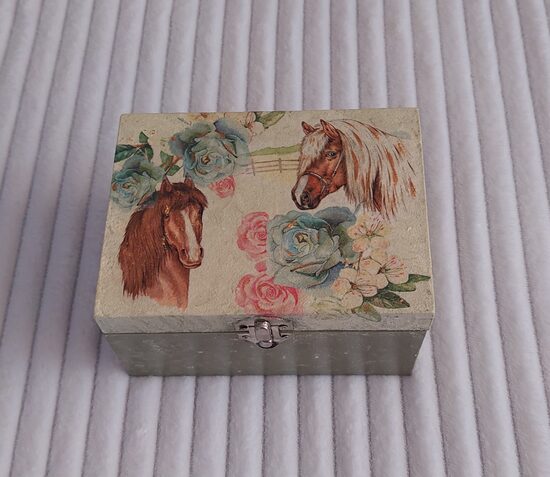 Koka kārba ar zirgiem un rozēm.