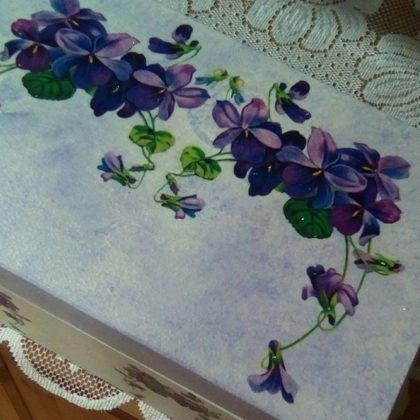 Dāvana sievietei, kura dievina vijolītes.