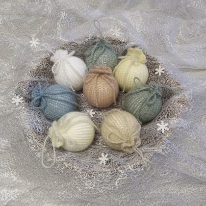 Egļu bumbas. Dzija ar metālisko pavedienu. Zaigo gaismā.