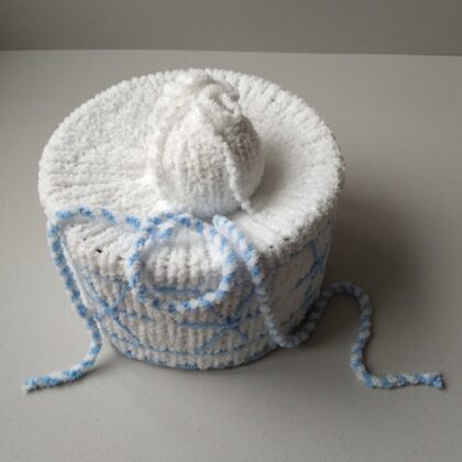 Kārba 4 adītām bumbām